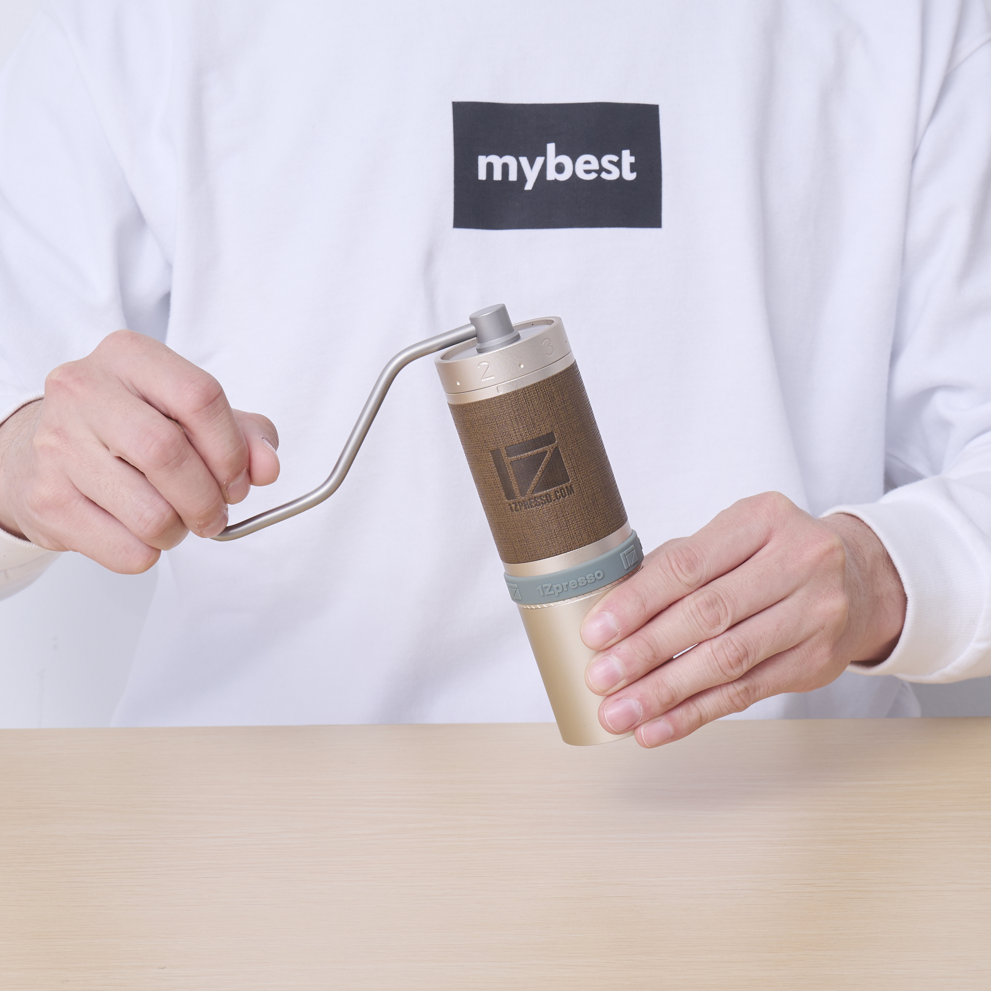 ◆手挽き式コーヒーミル◆切れ味が良いためか小さな力で早く挽ける印象です◆ 手動コーヒーミルの選び方おすすめと比較 \u2013 CAFICT