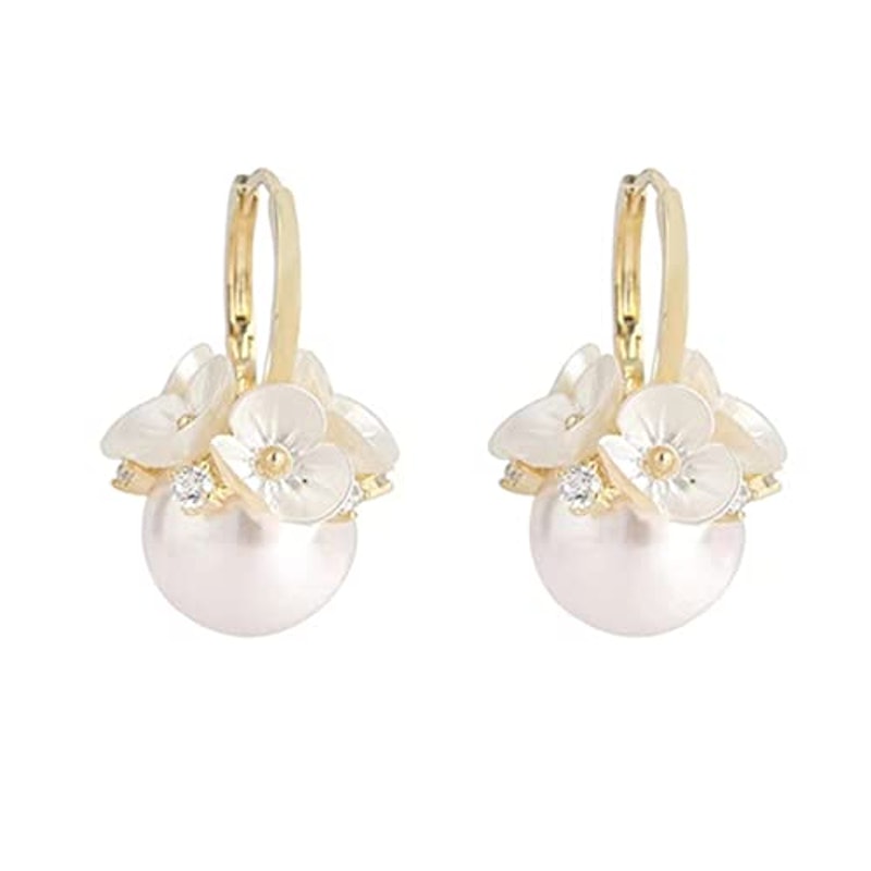 揺れるパールピアス 1