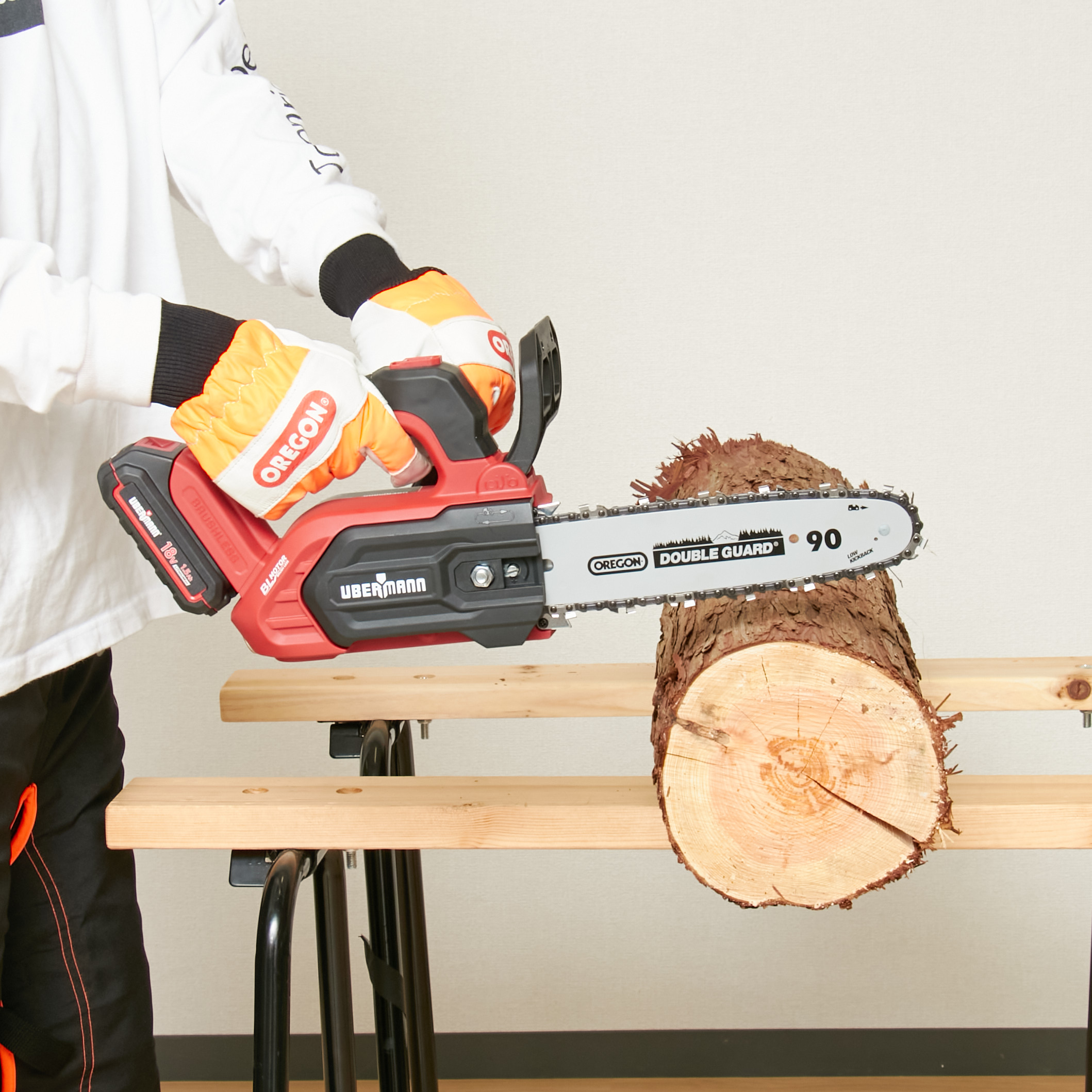 コメリ UBERMANN 18V充電式チェーンソー 250mm UB18VCBLBFS250を検証