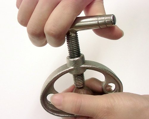 殻付きマカデミア専用殻割り器 3
