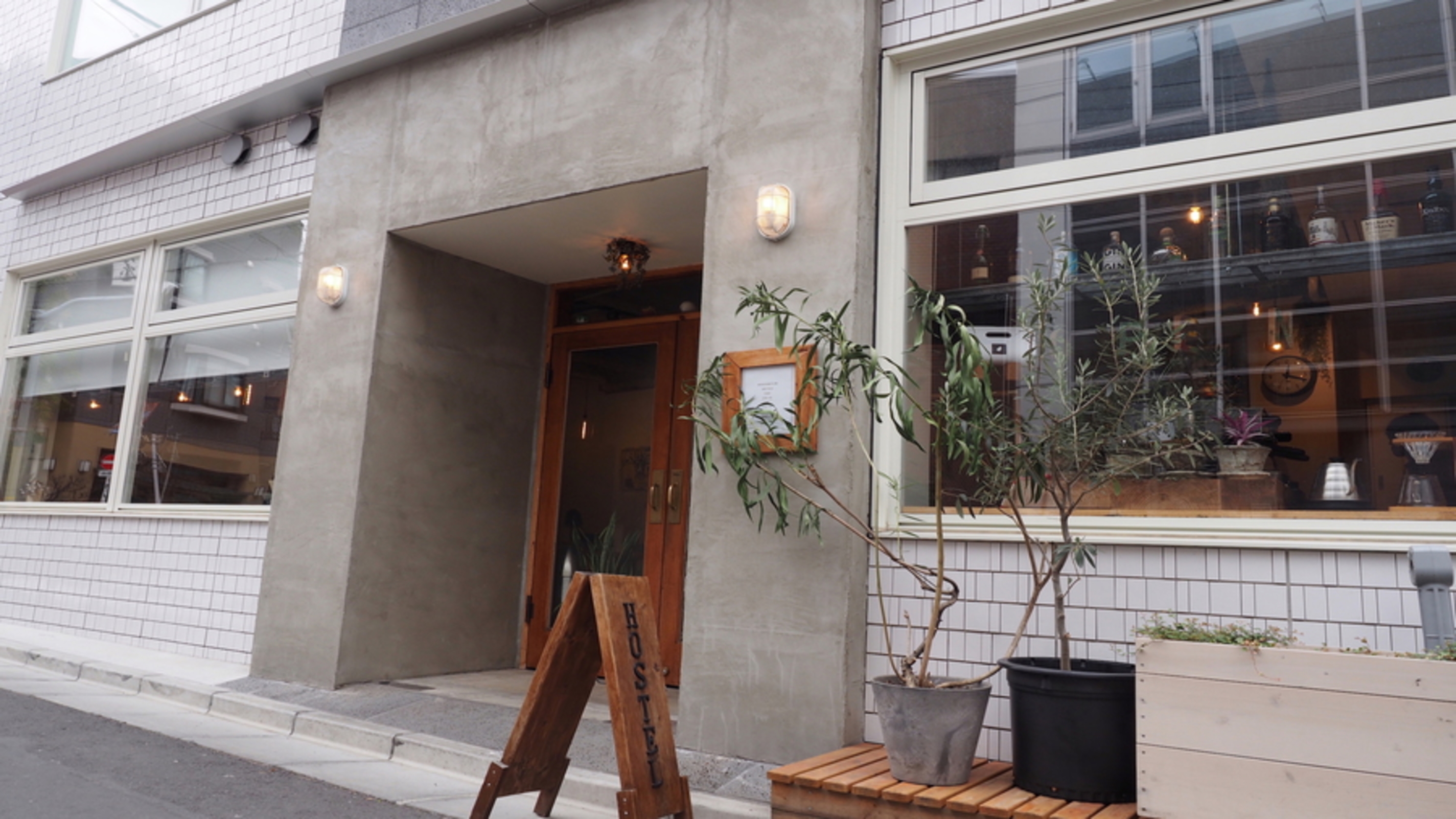 almond hostel & cafe 1