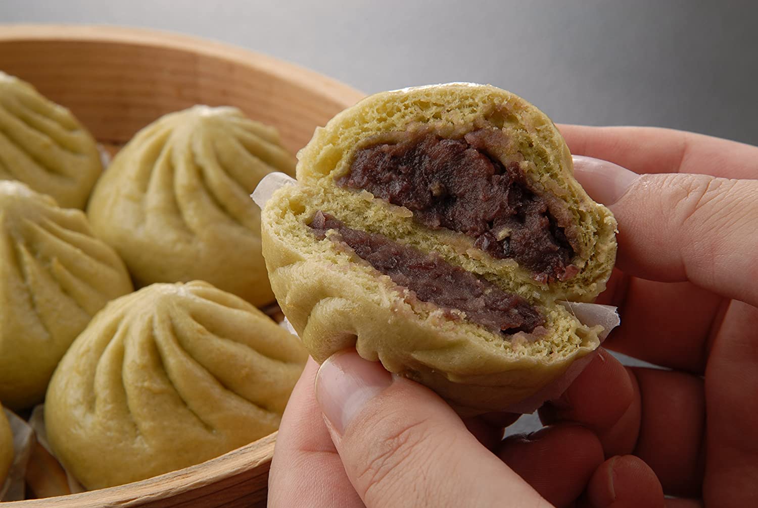 抹茶を練り込んだ皮とつぶ餡 あんまん  4