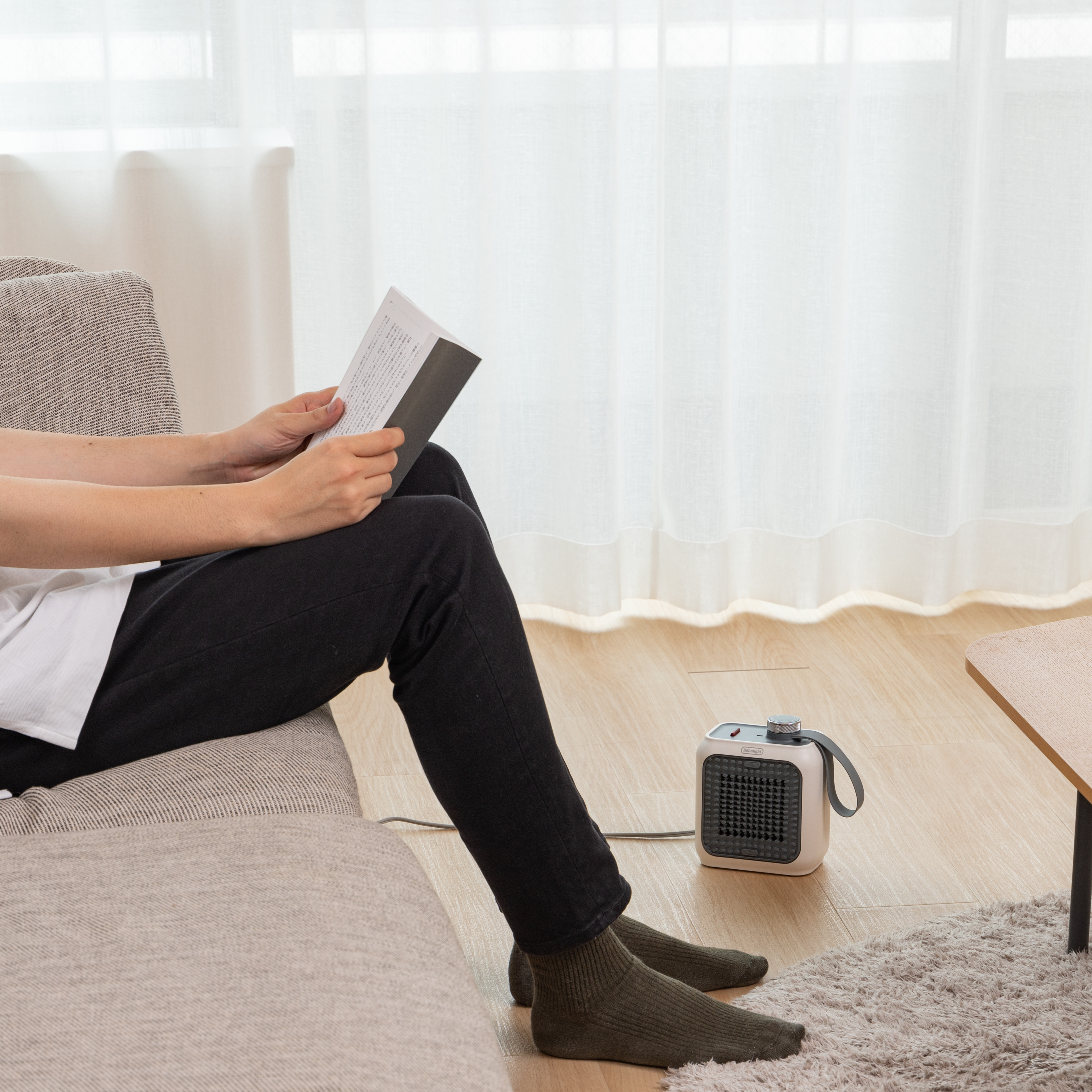 デロンギ カプスーラ デスク セラミックファンヒーター HFX12D03を