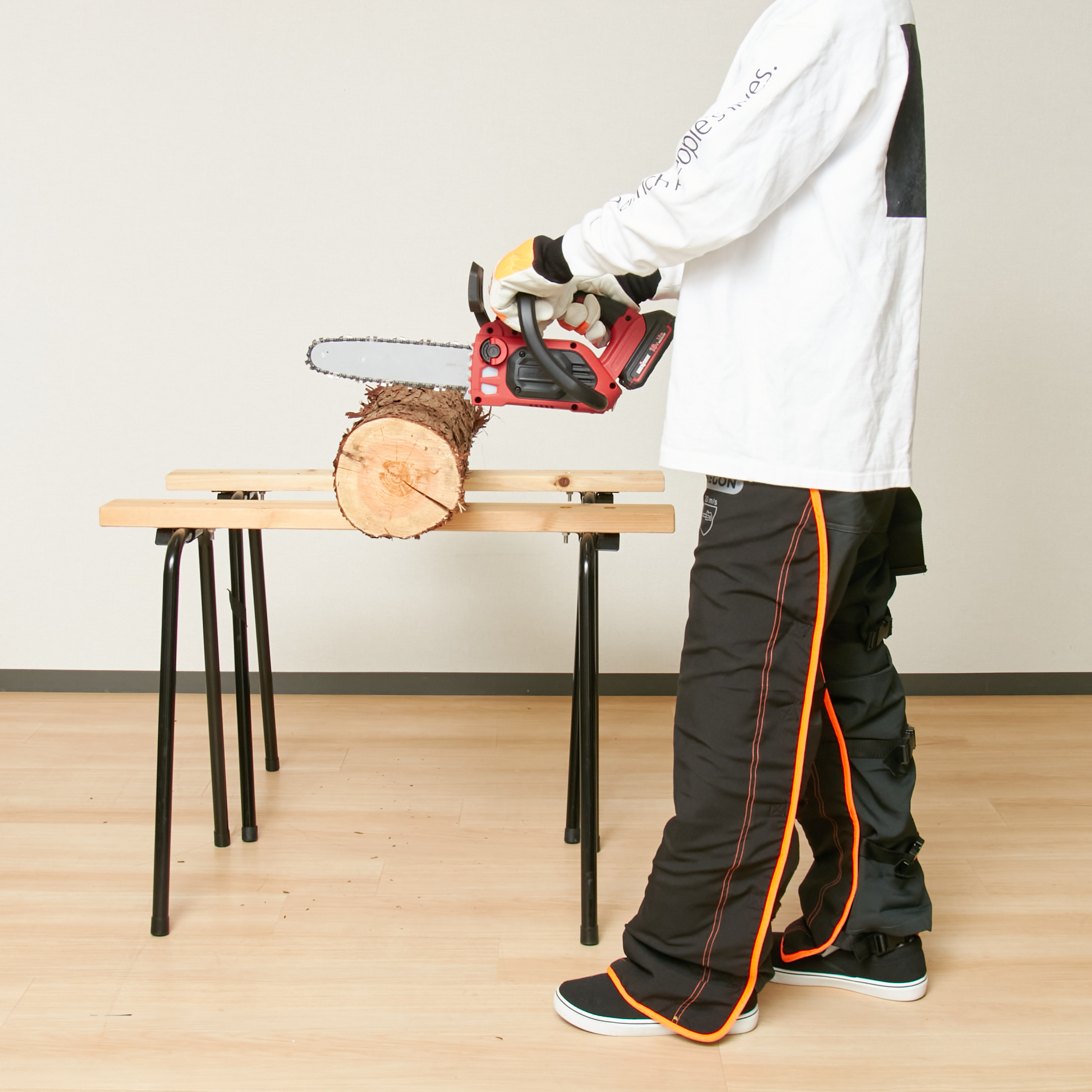 コメリ UBERMANN 18V充電式チェーンソー 250mm UB18VCBLBFS250を検証