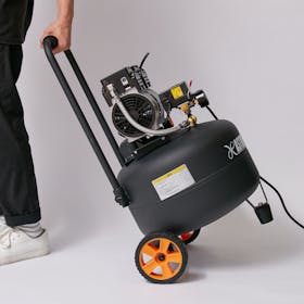 アストロプロダクト 縦型サイレント エアコンプレッサー 30L アストロプロダクト 縦型サイレント エアコンプレッサー 30L