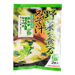 野菜を食べるみそ汁