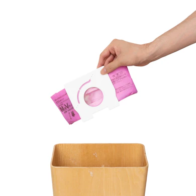 紙パックを引き抜いて捨てるだけ。フィルターの水洗いも不要
