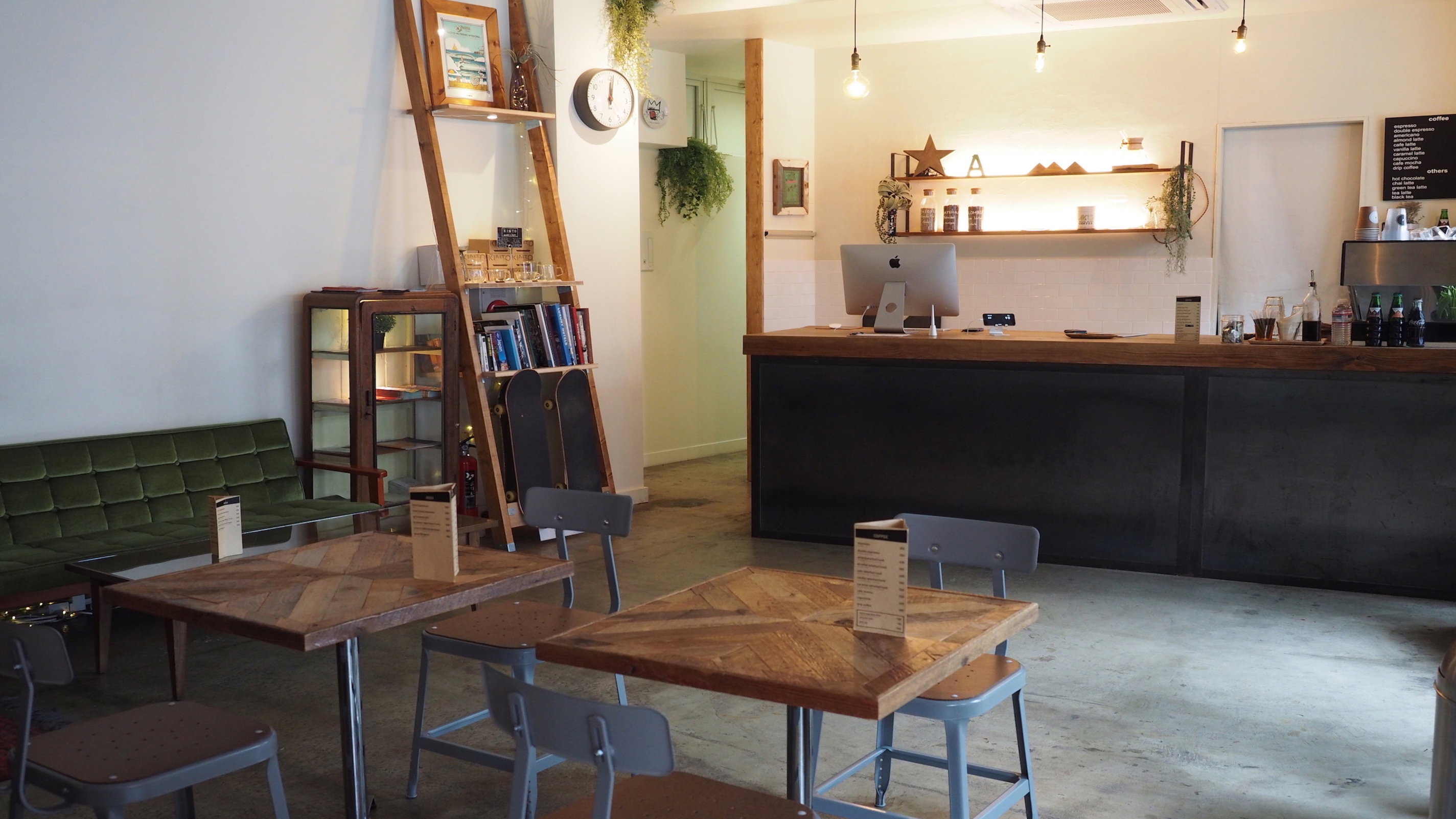 almond hostel & cafe 2