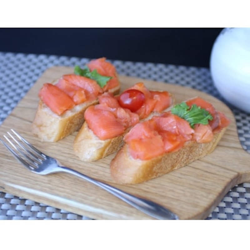 機内食や豪華客船でも使用!スモークワインサーモン 1