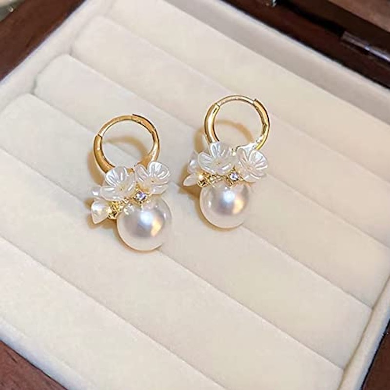 揺れるパールピアス 2