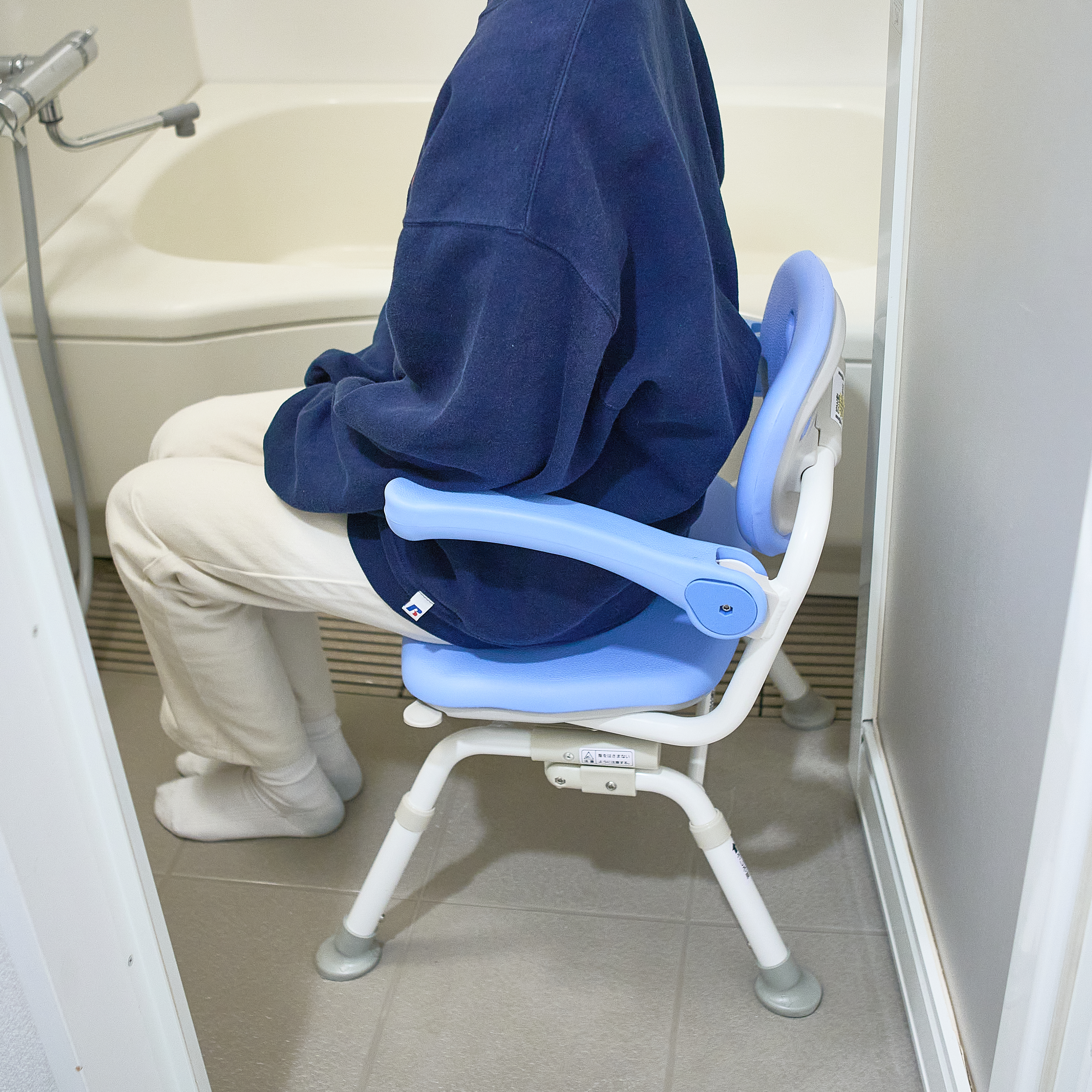 シャワーチェア介護用お風呂椅子 ポータブルシャワーシート 軽量バススツール 障害者用 高齢者用 丈夫で耐久性あり ステンレススチールとプラスチック 快適 なシャワーチェアトランスファーベンチ 高さ調節可能