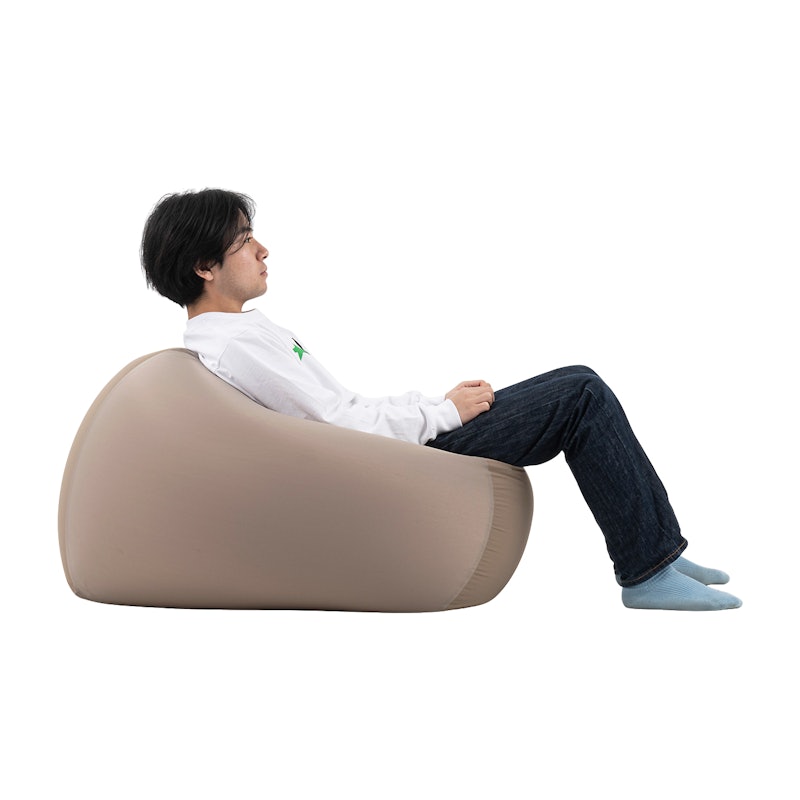 体にフィットするソファ 4