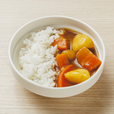 りんご由来の甘みとコクが軸で、中辛でも辛さはほぼ立たない