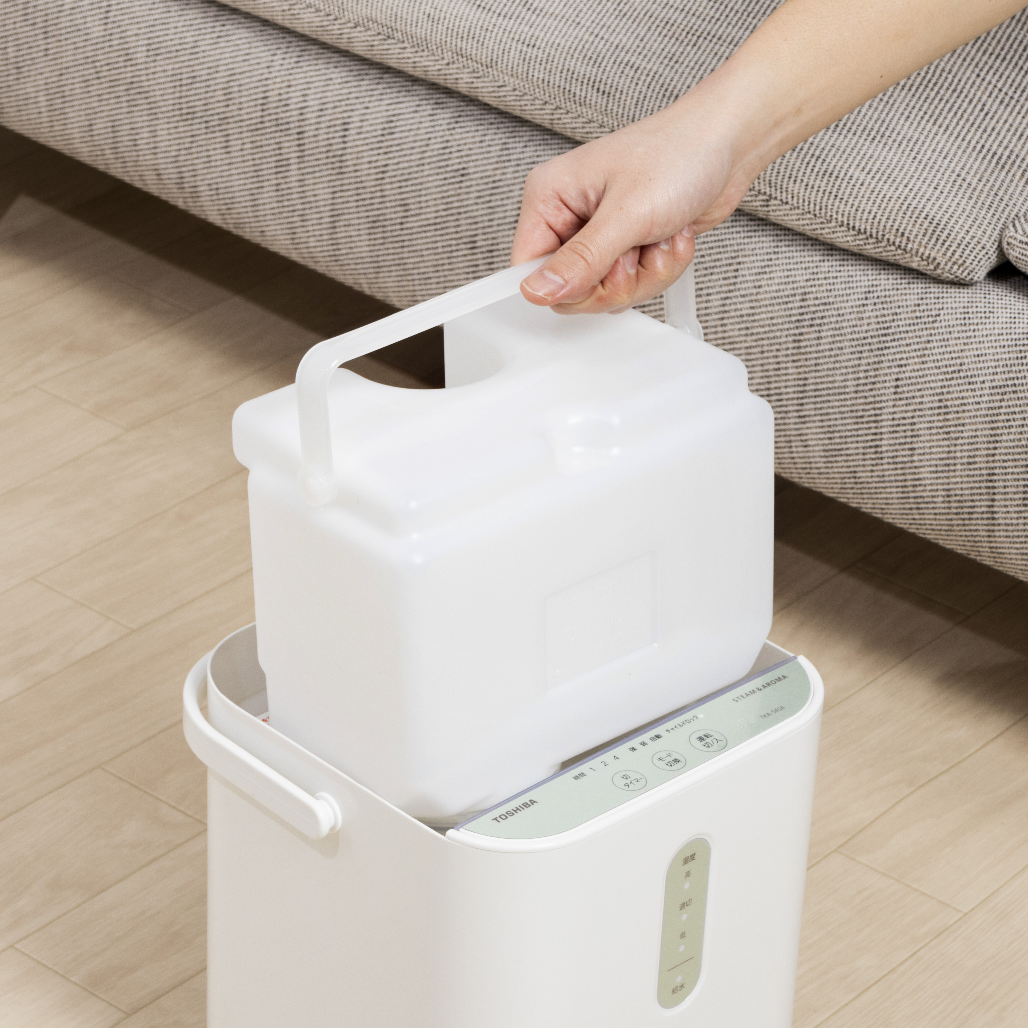 TOSHIBA　お好みのアロマオイルで、香りプラス東芝加湿器　TKA-S45A Amazon | 東芝 スチームファン式 加湿器 13畳用 タンク容量 4L