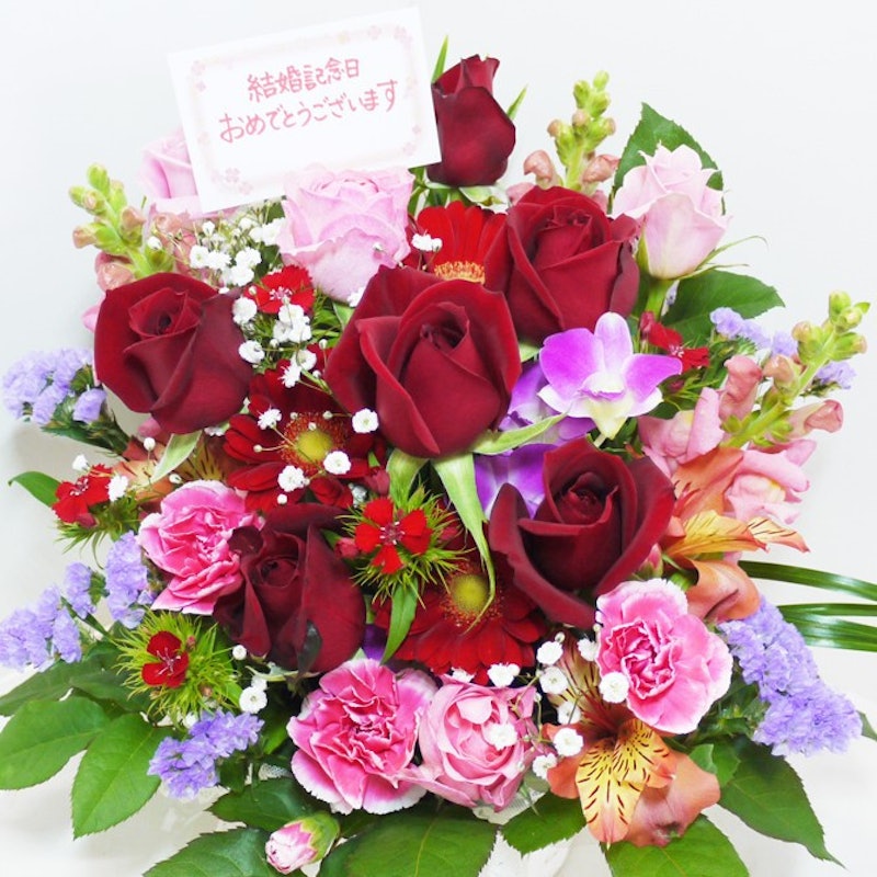 バラと季節の花のアレンジ 3