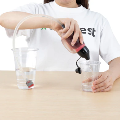 ホースを入れて握るだけ。水源から採水できる