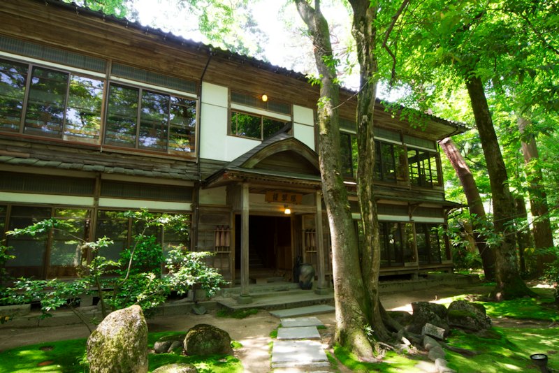 静かな森と文化財離れの宿 環翠楼 1