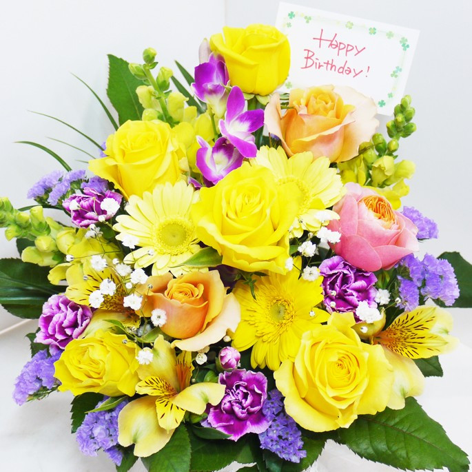 バラと季節の花のアレンジ 4