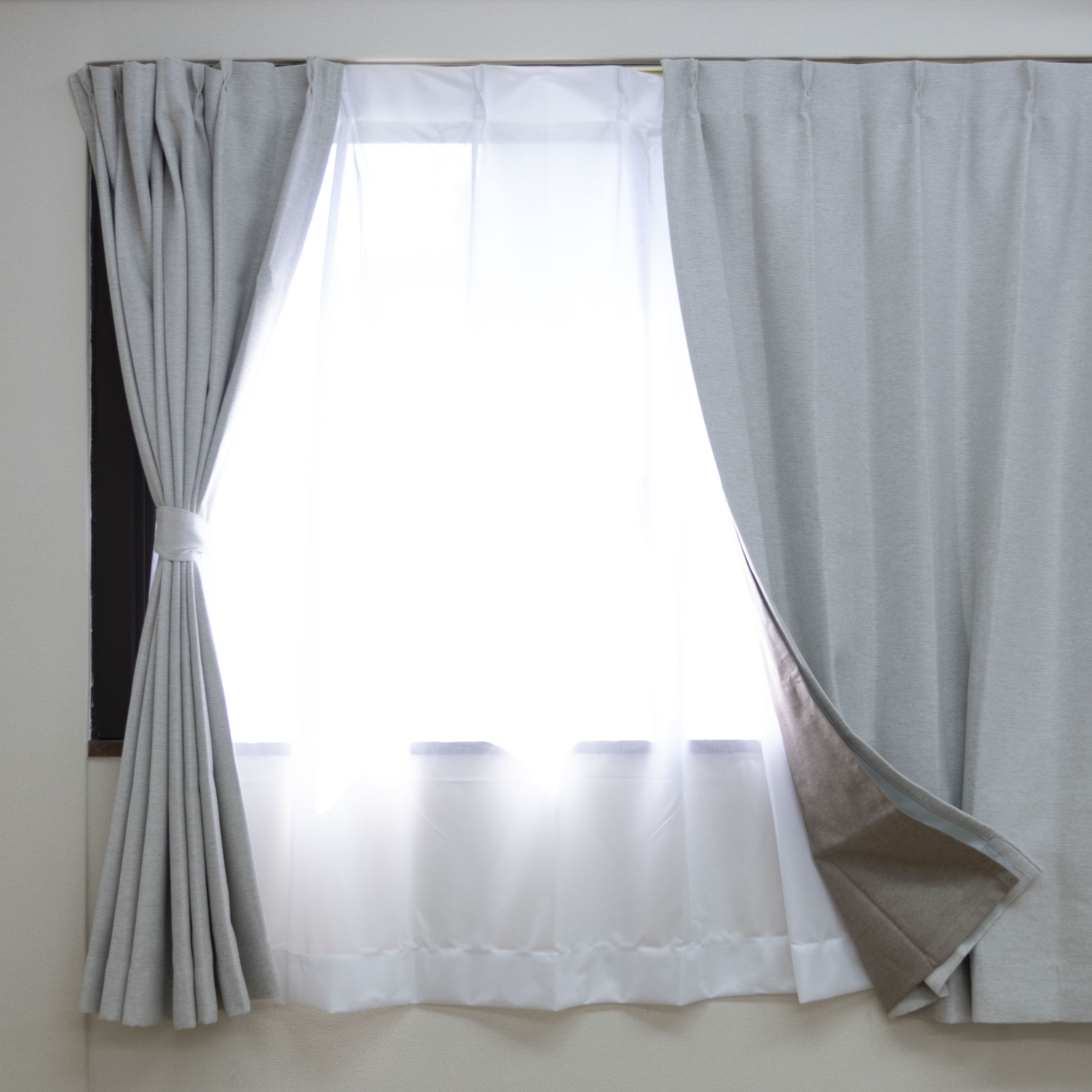 カインズ 陽射し・音・熱・冷気を遮る裏地カーテンを検証レビュー