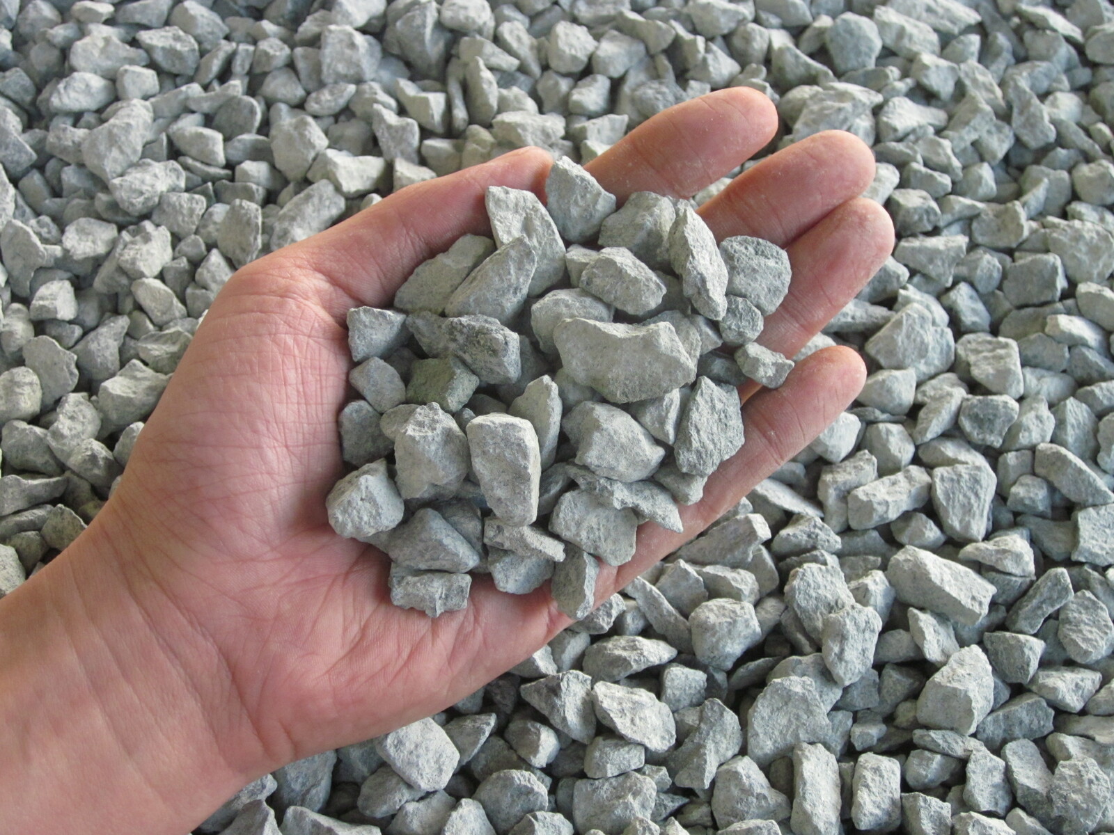 時間指定不可 おしゃれ 庭 玉石砂利 園芸 駐車場 化粧砂利 300kg 3 4cm 花壇