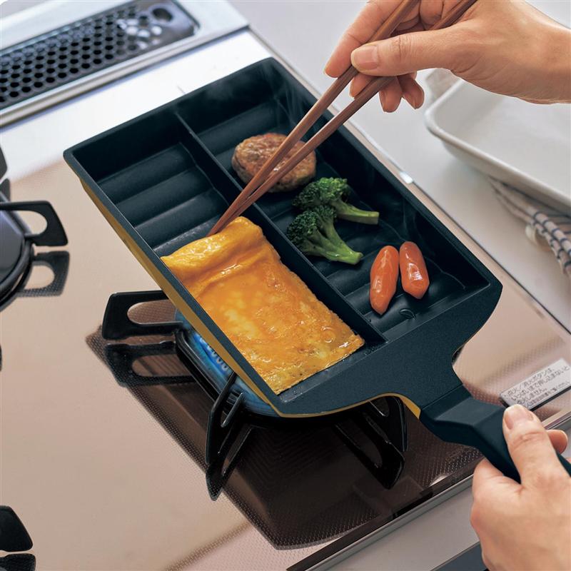 卵焼きを簡単に作れる仕切り付き角型フライパン 2