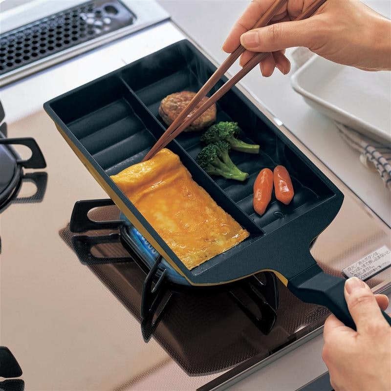 卵焼きを簡単に作れる仕切り付き角型フライパン 2