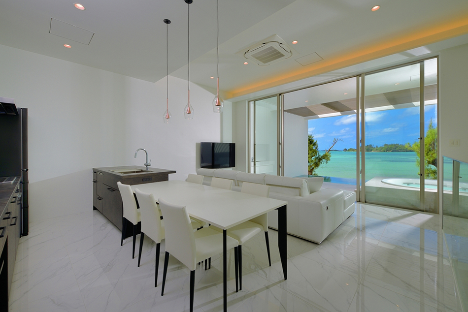 Villa Valiosa on the beach 1