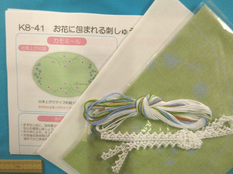 お花に包まれる刺しゅうのドイリーコレクションカモミール 2