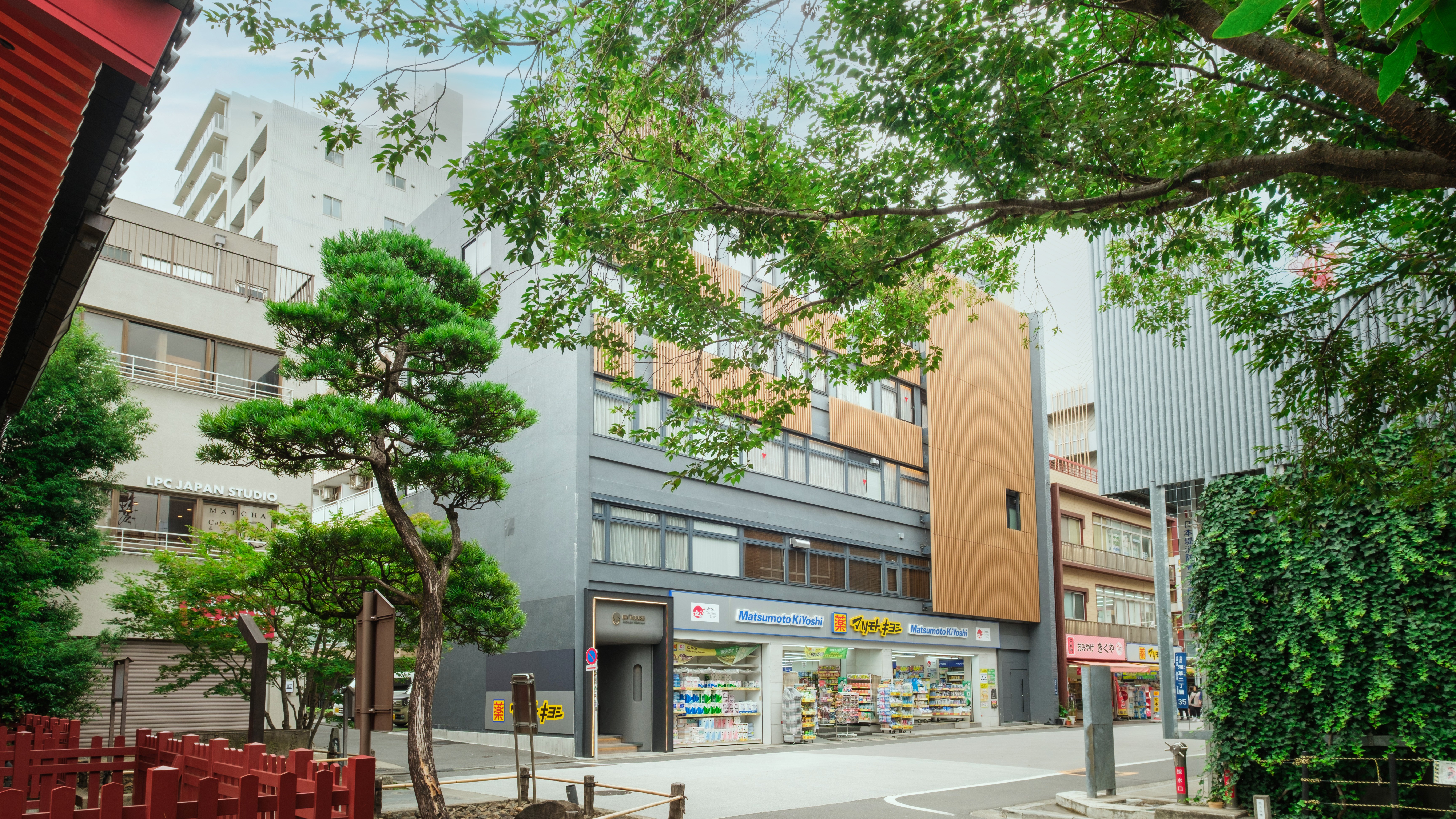 EN The HOUSE Asakusa Nitenmon 1