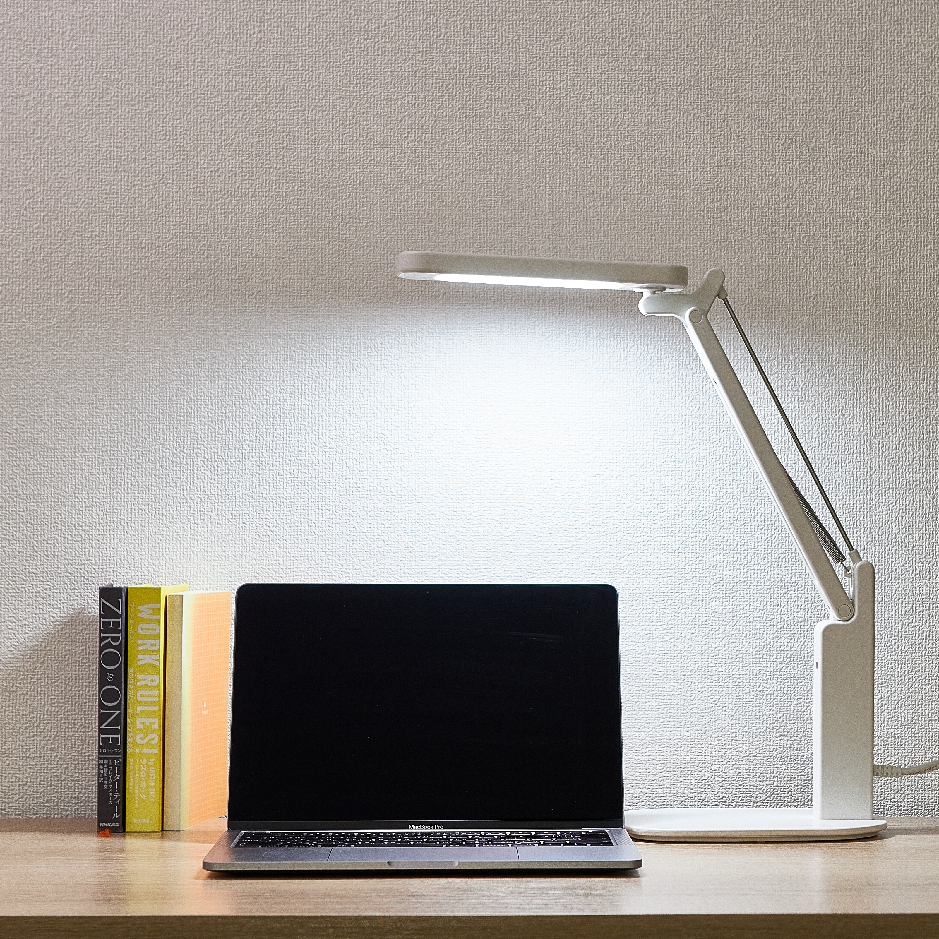 無印良品 電源がつかえるデスクライト ベース付 MJ-DL1Bをレビュー