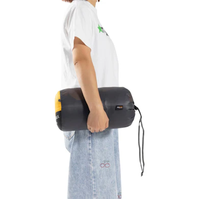 化繊ながら収納時はコンパクト。登山やツーリングキャンプにも