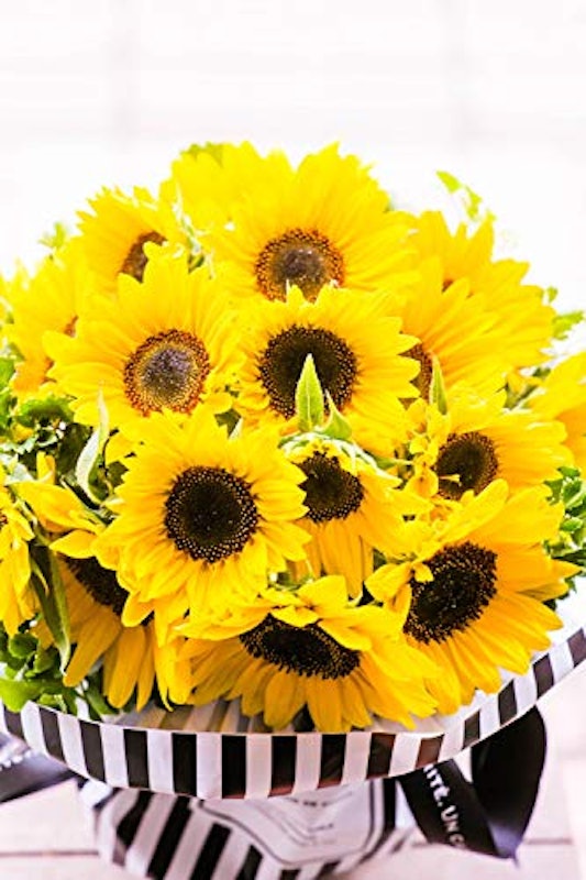 自立するひまわりの花束 5