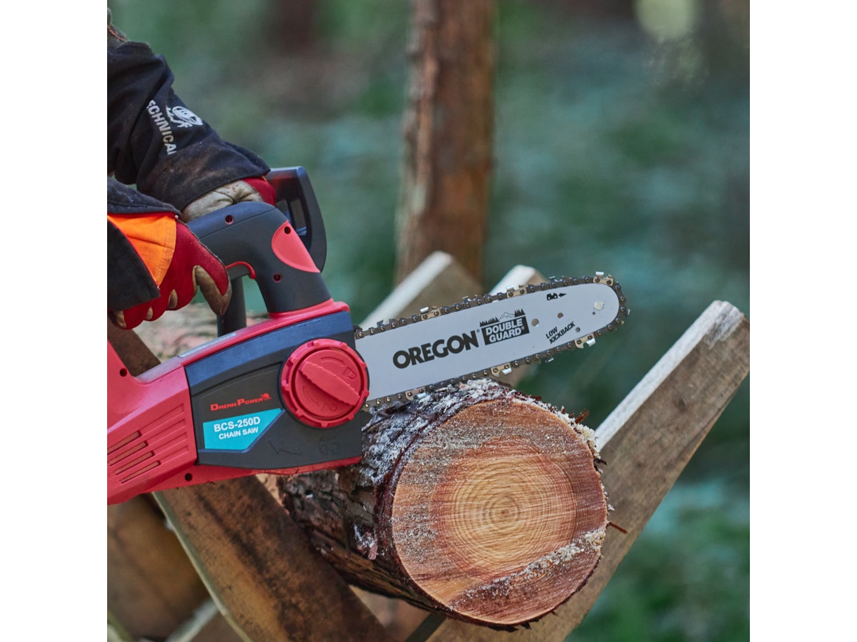 山善・ナカトミ DREAM POWER 18V充電式チェーンソー BCS-250Dを 山善・ナカトミ DREAM POWER 18V充電式チェーンソー BCS-250Dを
