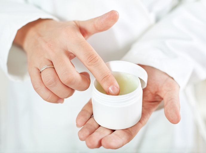 乾燥を伴うなら、ワセリンなどの保湿剤を