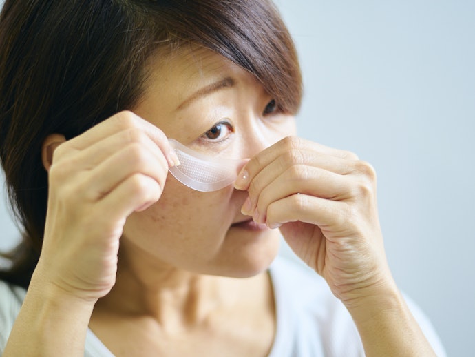 つけていることを忘れそうな使い心地。チクチク感は低いが粘着力が強く、剥がすときに注意