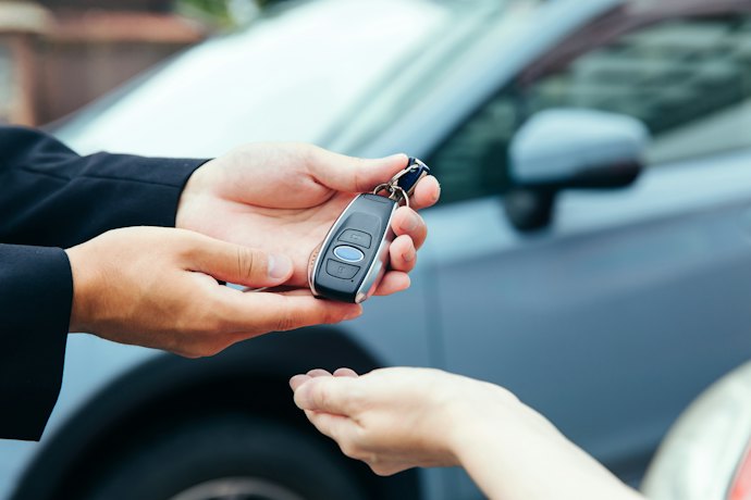 ①1日自動車保険に加入する