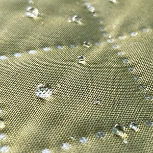 水の染み込みをガードする防水性、汚れを弾く撥水性能があるものがおすすめ