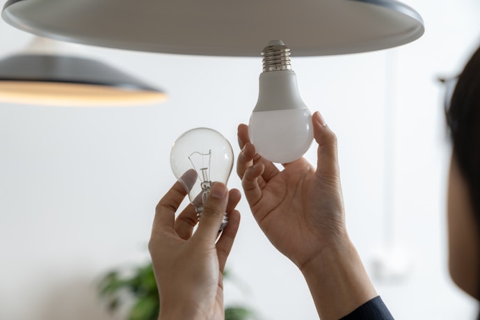 使いたい電球があるなら、口金サイズもチェック。