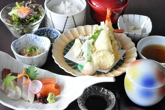 食事を堪能したい人はホテルや旅館のレストランをチェック