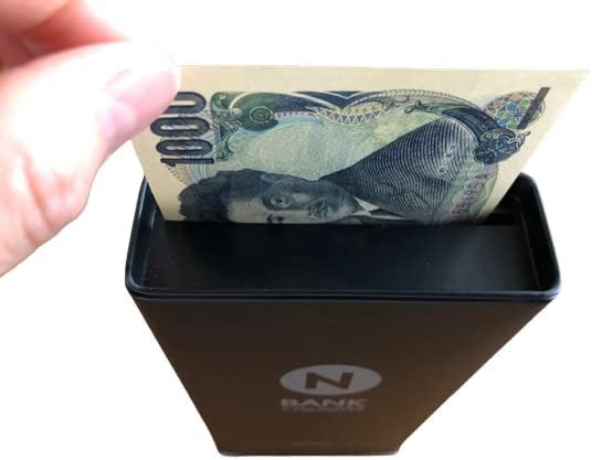 貯金用には、シンプルなブリキ・プラスチック製ケースがおすすめ