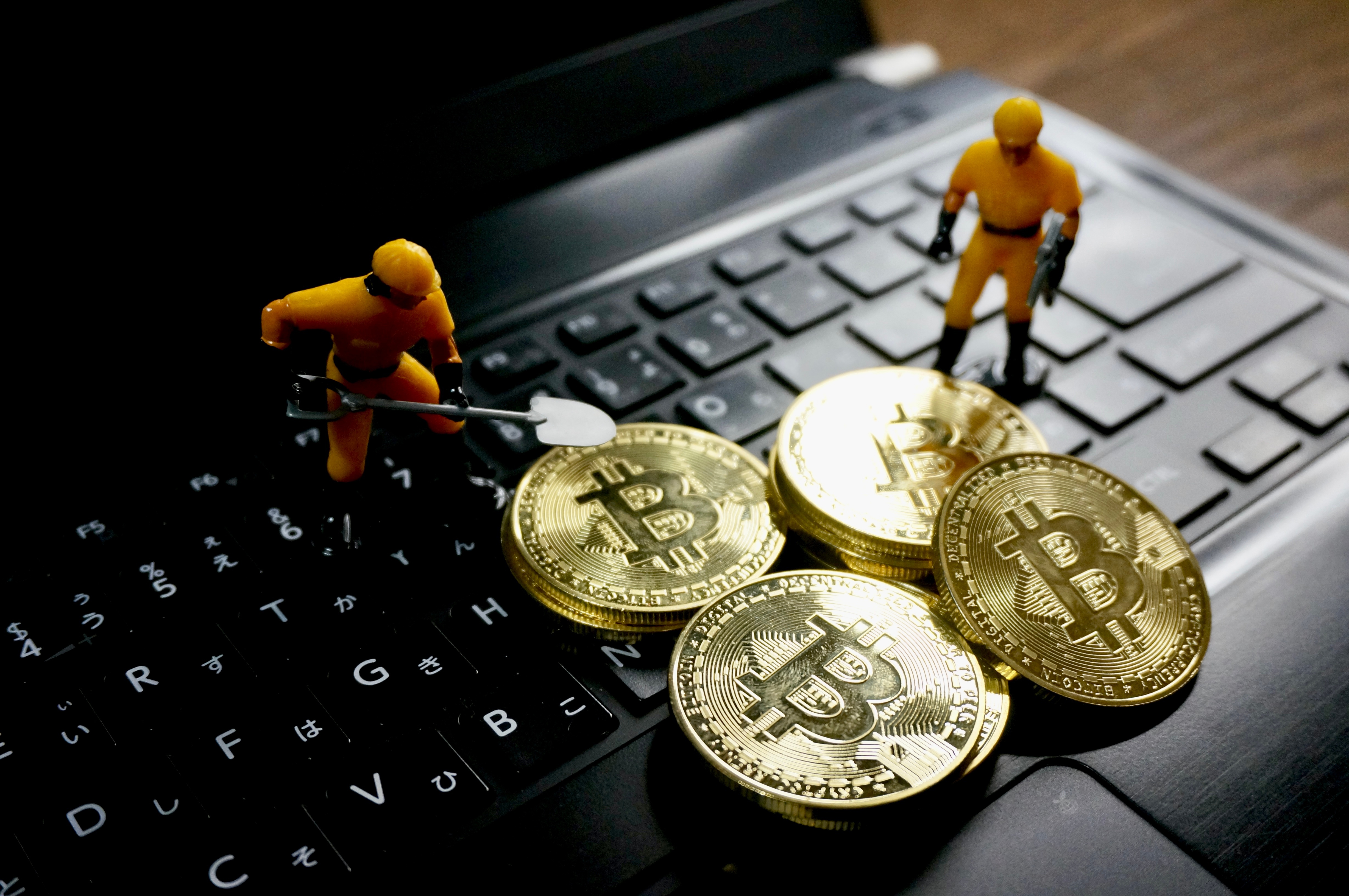 仮想通貨・ビットコインのマイニングの仕組みや始め方は？収益性と税金
