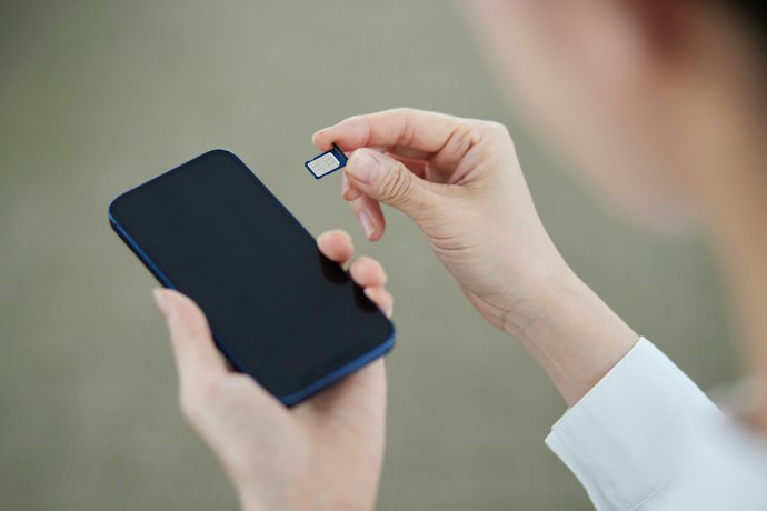海外用eSIMを併用してahamoの30GBを温存する