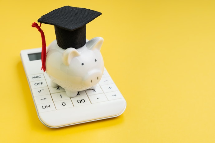 奨学金や大学の緊急貸付制度を利用する
