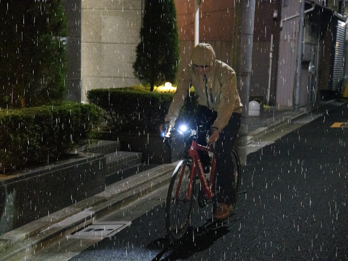 雨天でも自転車に乗るなら、IPX5以上の防水性能をチェック