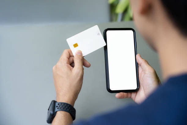 スマホやPCからネットバンキングにログイン