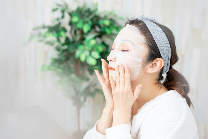 赤みや腫れを和らげる鎮静パックを使用する