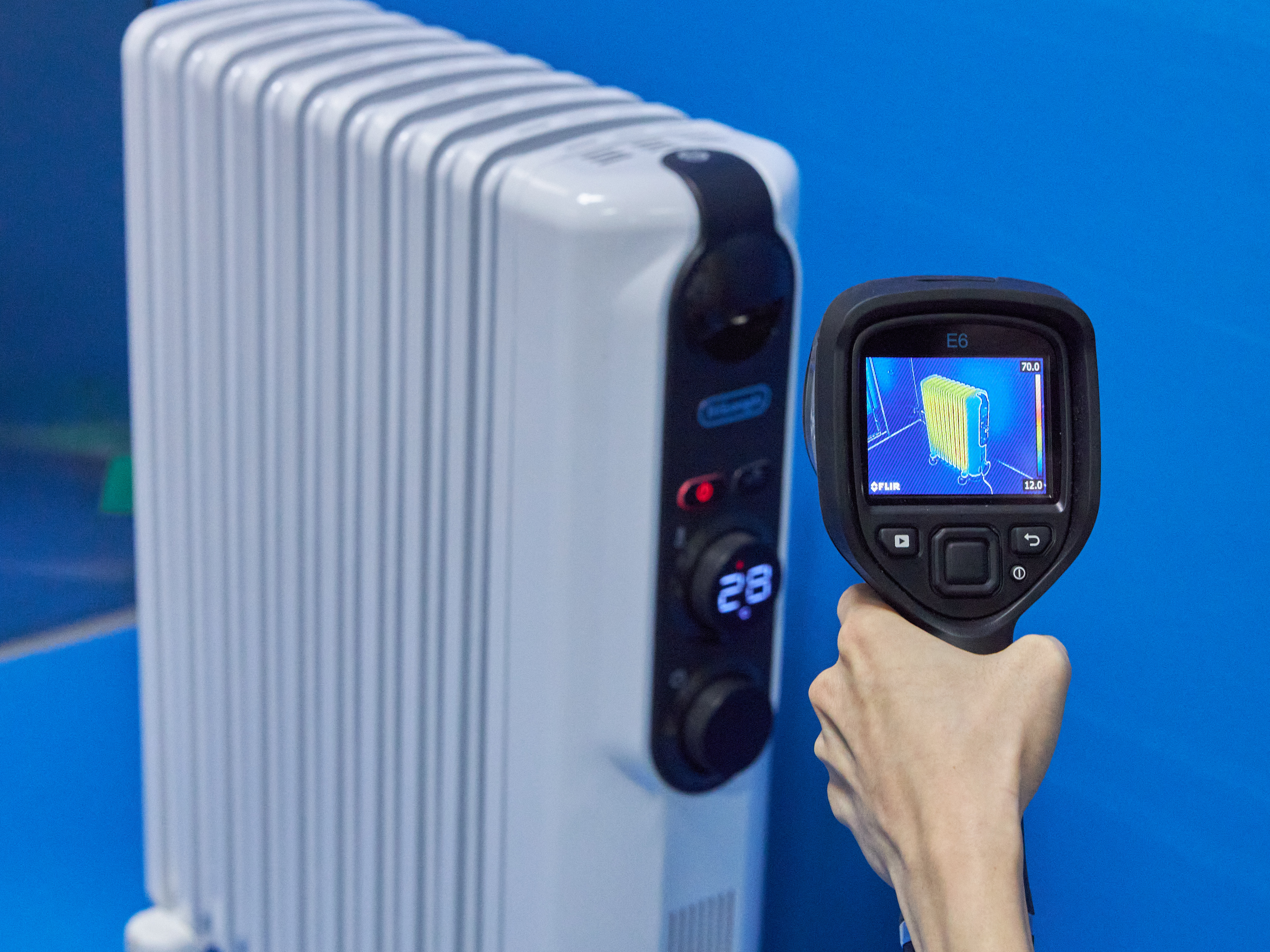 デロンギ アミカルド オイルヒーター RHJ35M0812DGをレビュー