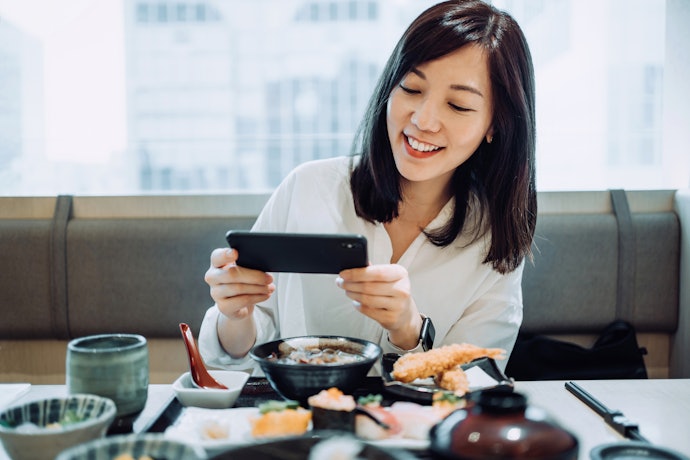 レストランやカフェで写真を撮るなら無音機能つきを選ぼう