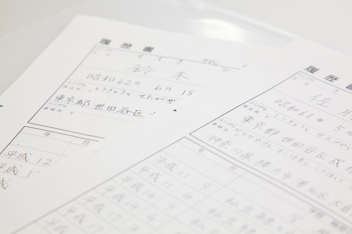 記入済みの履歴書と職務経歴書・筆記用具の3点セットは必須