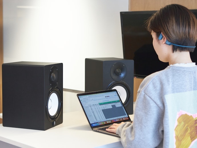 低音が控えめだが臨場感のある音質。騒音下ではベースが埋もれがち